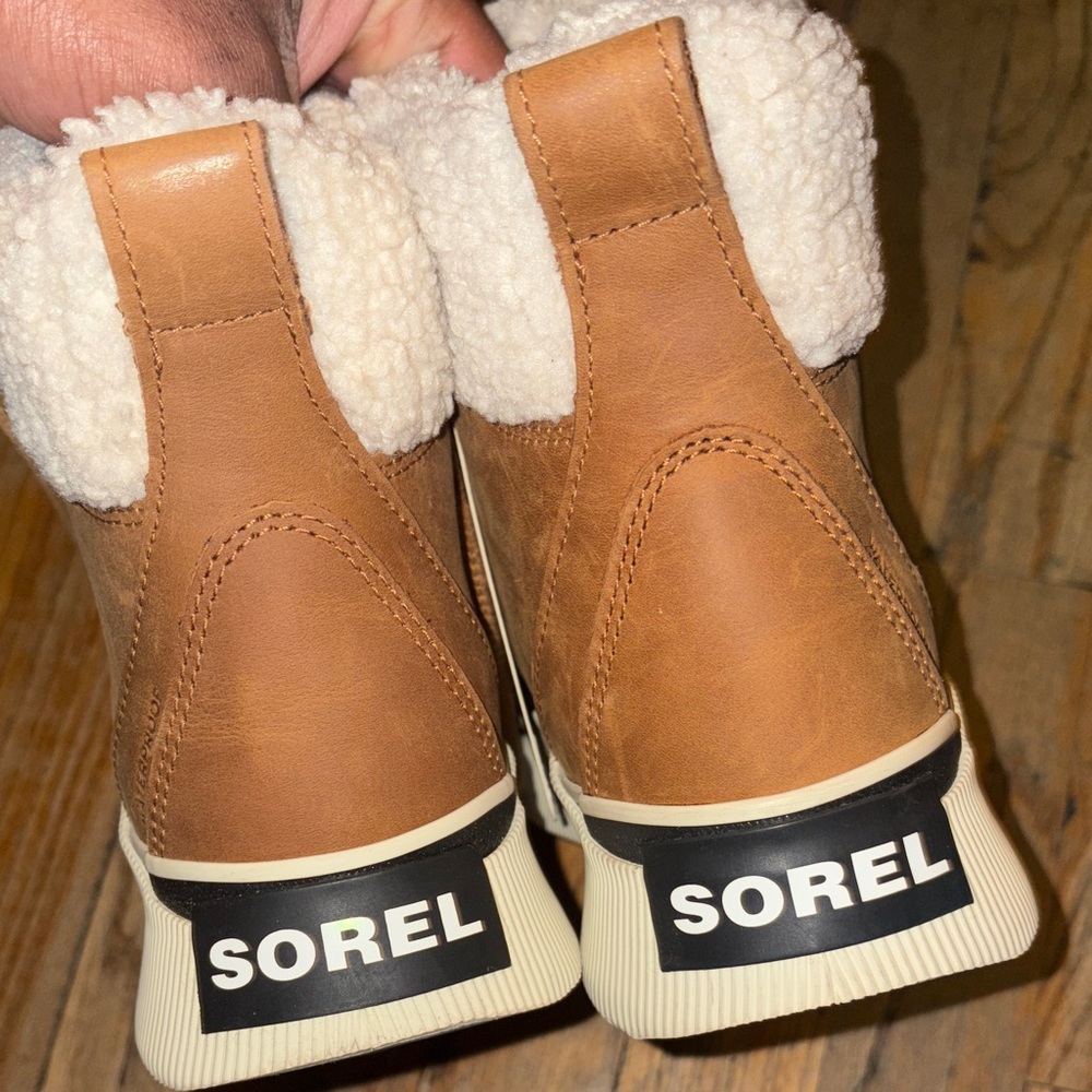 Sorel Brown and Black Winter Boots with Shearling Lining - Picture 6 of 11
